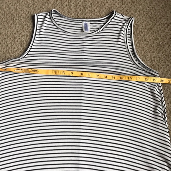 Honey and Lace Large Sleeveless Dress - Picture 4 of 5